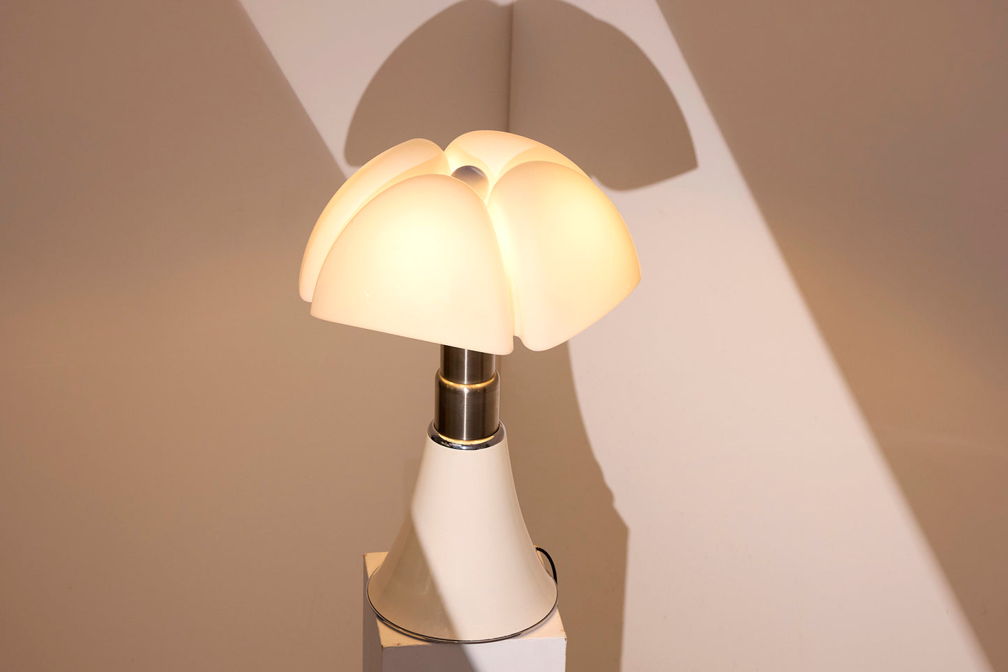 Pipistrello Lamp — Gae Aulenti forMartinelli Luce-White Large-baancollection-03