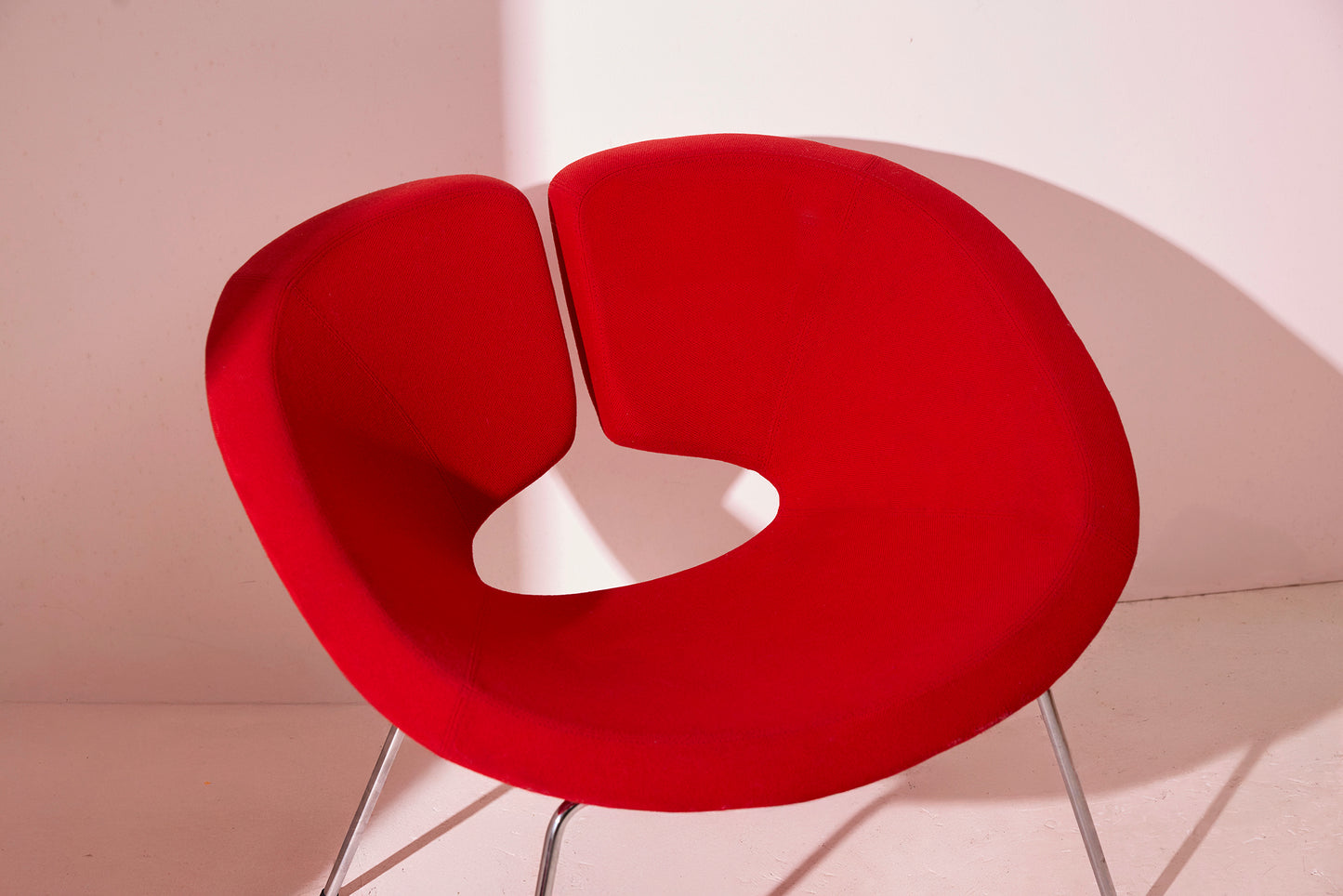 Apollo Lounge Chair — Patrick Norguet for Artifort, Red - Baan Collection-close up