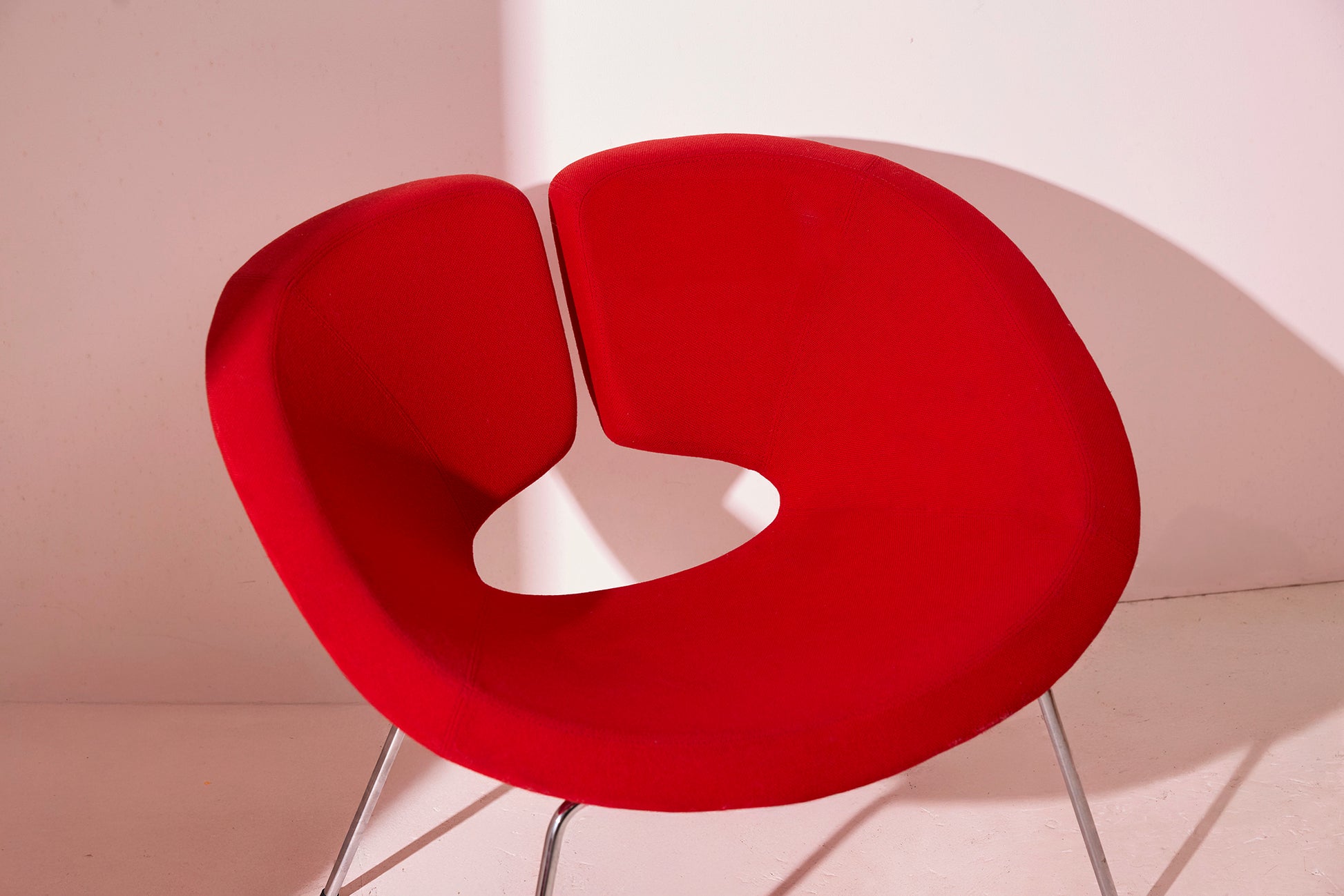 Apollo Lounge Chair — Patrick Norguet for Artifort, Red - Baan Collection-close up