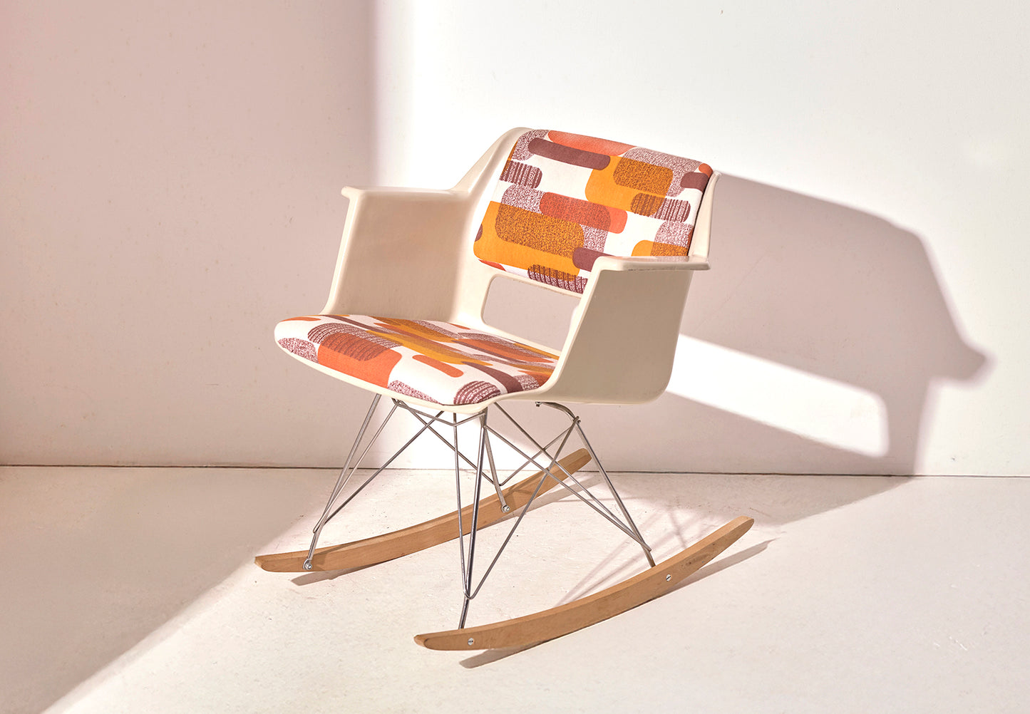 Gispen 2225 Rocking Chair on Eames Base-BaanCollection-sideway