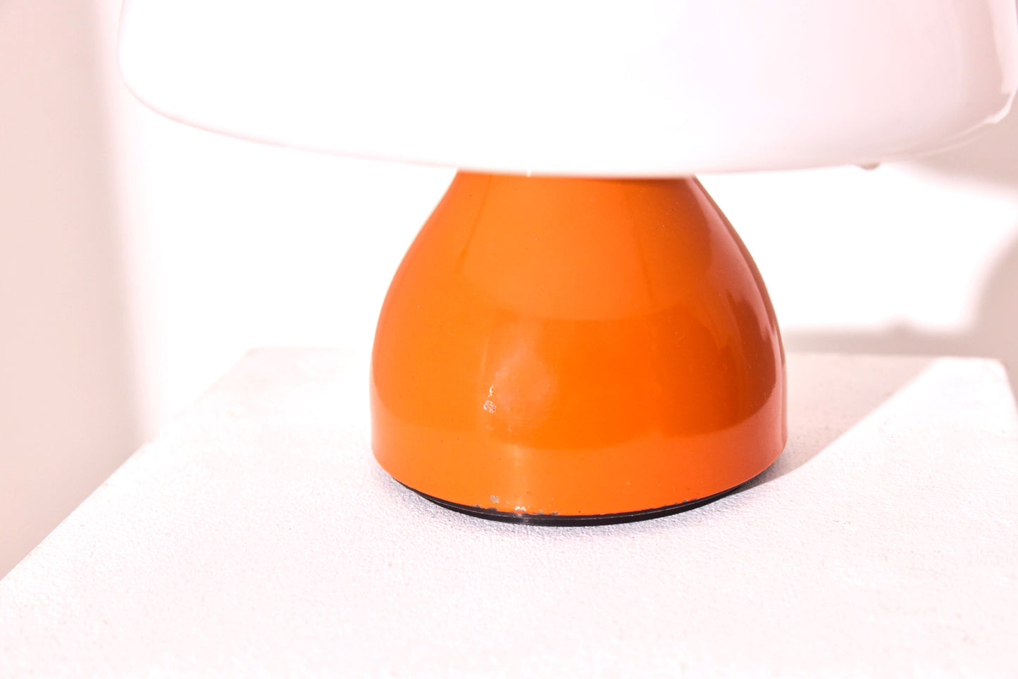 Harvey Guzzini Mushroom Table Lamp White Orange – Italian Space Age Lighting 1970s-baan-collection-closeup