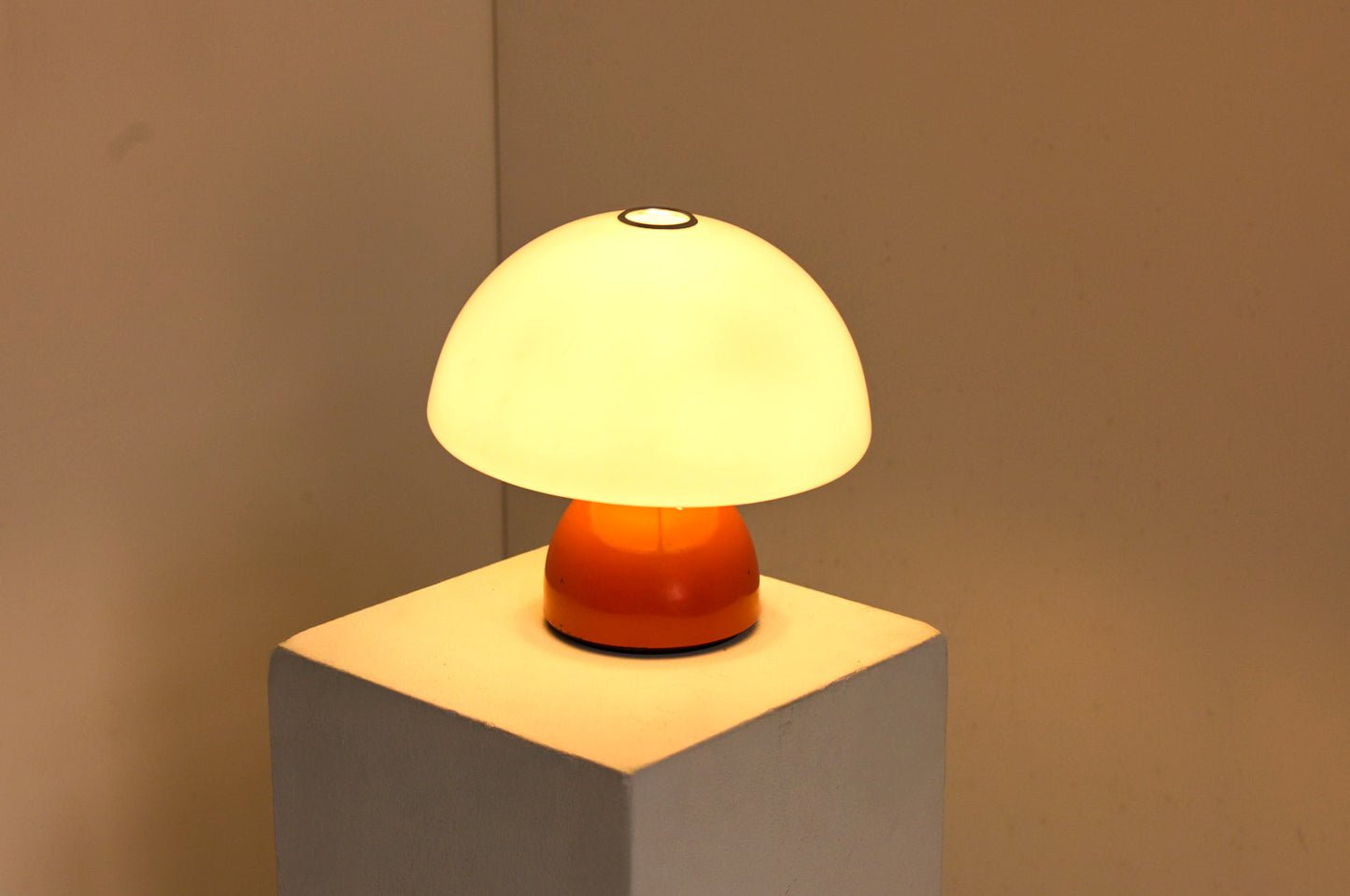 Harvey Guzzini Mushroom Table Lamp White Orange – Italian Space Age Lighting 1970s-baan-collection-high-light
