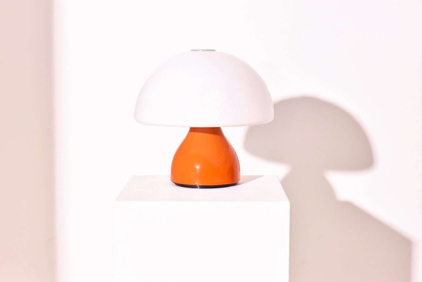 Harvey Guzzini Mushroom Table Lamp White Orange – Italian Space Age Lighting 1970s-baan-collection
