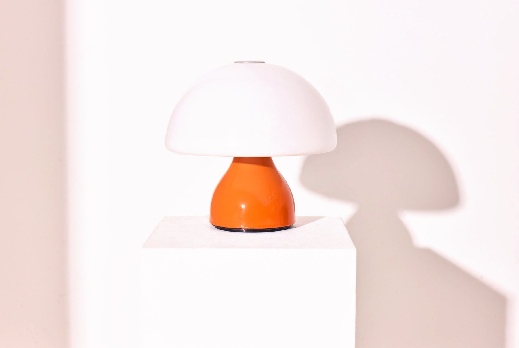 Harvey Guzzini Mushroom Table Lamp White Orange – Italian Space Age Lighting 1970s-baan-collection