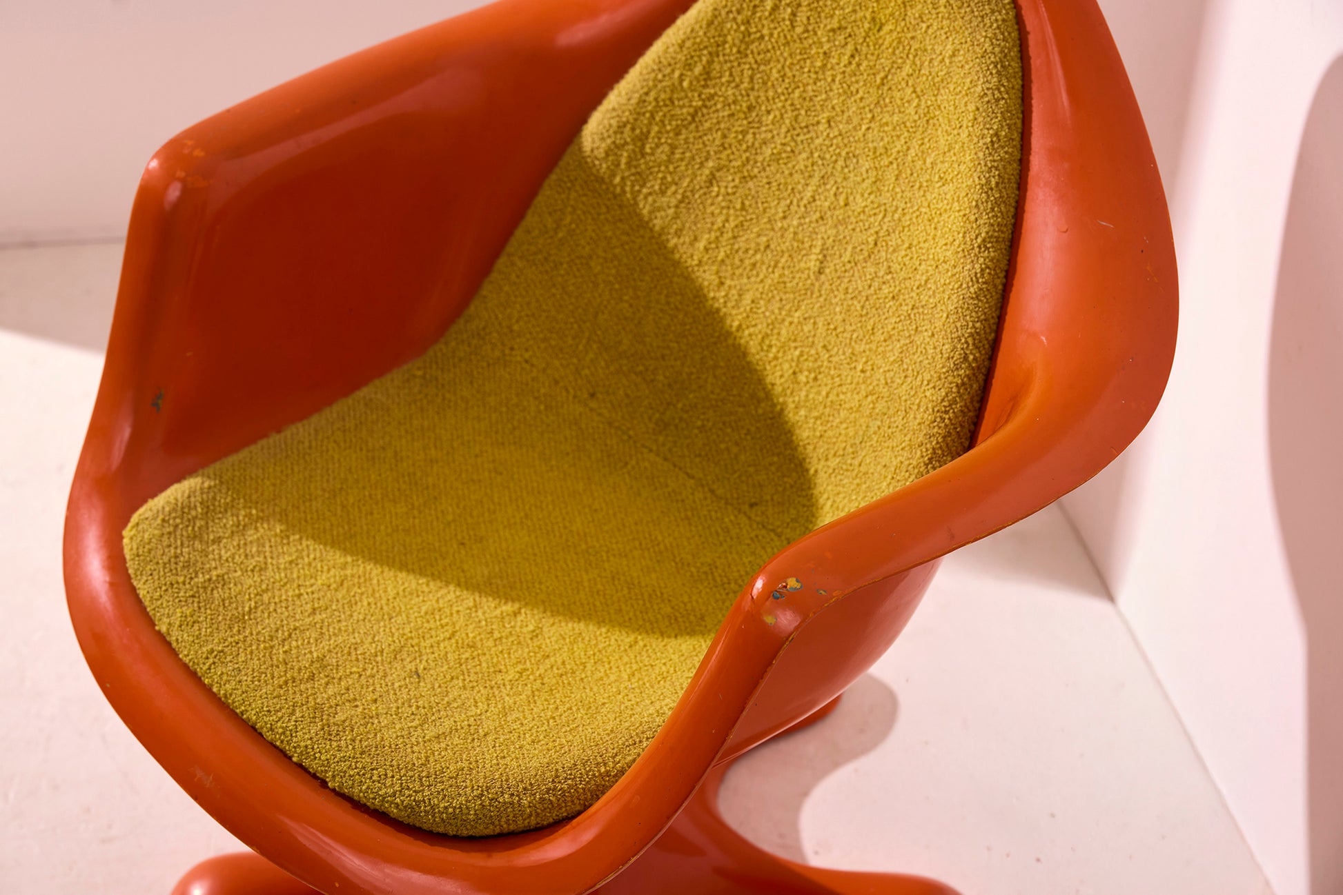 Orion Chair by Eero Aarnio (orange) -Baan collection-close up