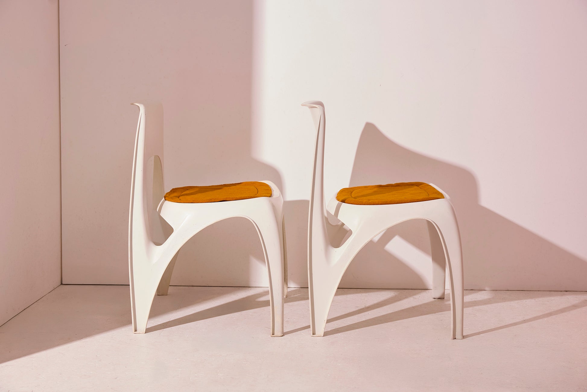 Preben Fabricius white plastic chair -baan -collection-side view